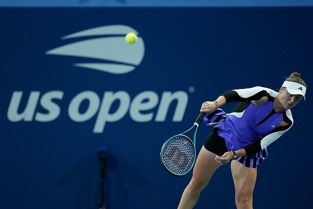 | Photo: AP/Matt Rourke : US Open 2024: Elina Svitolina, of Ukraine, serves to Angelina Kalinina, of Ukraine